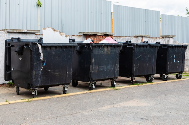 Contenedores de basura negra en la calle