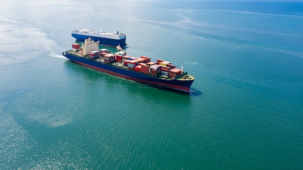 Los contenedores de carga de logística empresarial de la industria se envían por mar. Vista aérea