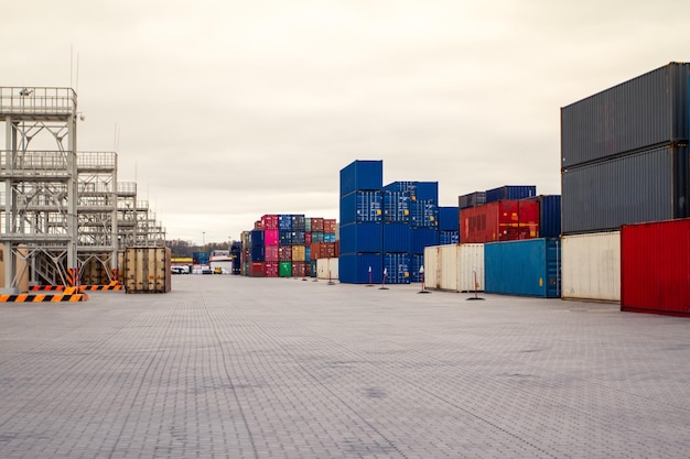 Foto contenedores de carga patio de contenedores de carga pila de contenedores de carga en los muelles patio industrial concepto logístico de importación y exportación