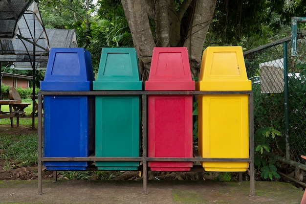Foto contenedores de clasificación de colores instalados en el parque