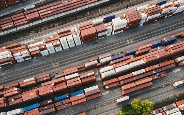 Foto contenedores y ferrocarriles a la vista