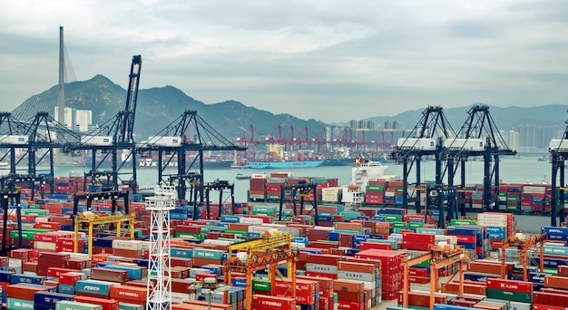 Contenedores en el puerto comercial de Hong Kong