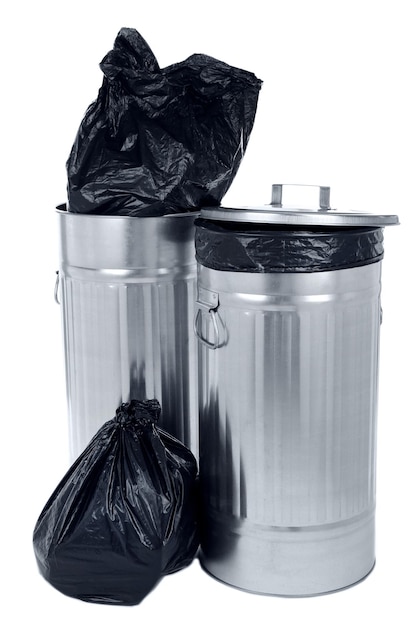 Contenedores de reciclaje aislados en blanco