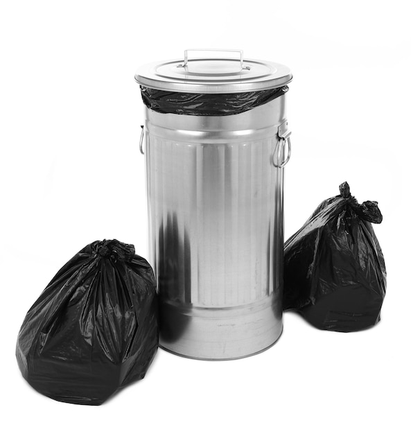 Los contenedores de reciclaje aislados en blanco