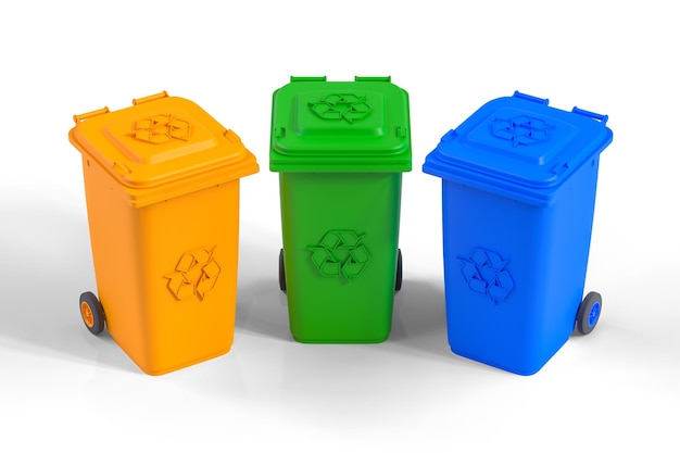 Contenedores de reciclaje amarillo verde y azul con símbolo de reciclaje aislado sobre fondo blanco.