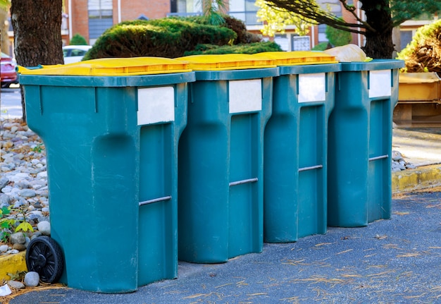 Foto contenedores de reciclaje en un contenedor de basura de reciclaje separado para la segregación de desechos cerca de la entrada de la casa.