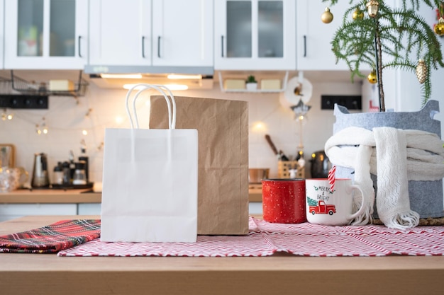 Contenedores de servicio de entrega de alimentos en la mesa cocina festiva escandinava blanca en decoración navideña Víspera Año Nuevo ahorrando tiempo demasiado perezoso para cocinar caja de plástico desechable de pedido caliente en maqueta de luz de hadas