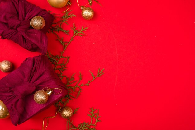 Contenido de año nuevo. Los juguetes del árbol de Navidad son de color dorado, serpentina dorada, lado de nieve y luces.