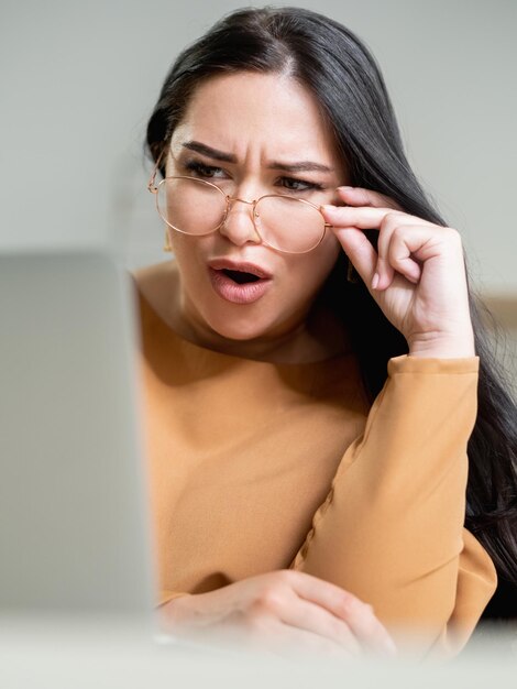 Foto contenido de choque mujer sorprendida situación inesperada