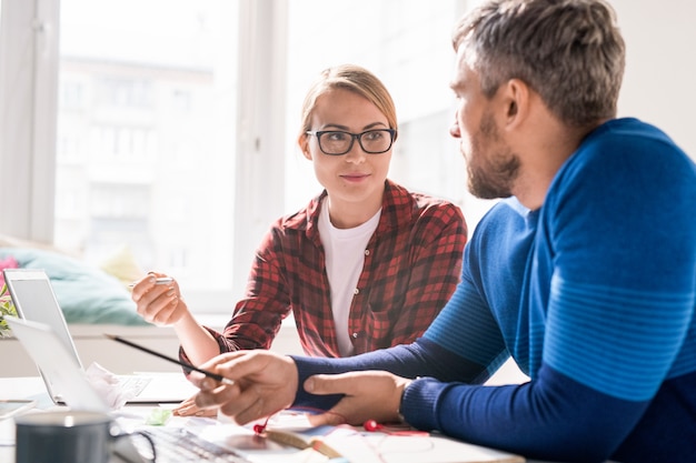 Contenido especialista en codificación femenina explicando la idea de una nueva aplicación