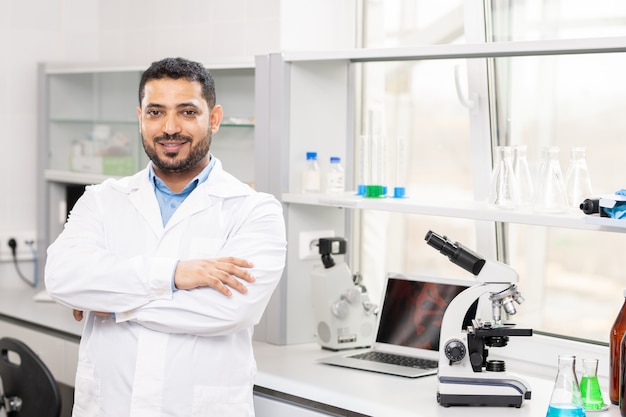 Contenido joven científico árabe en laboratorio