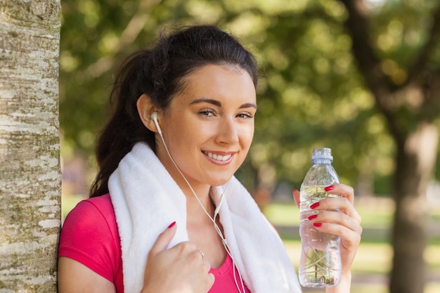 Foto contenido morena mujer teniendo un descanso de correr