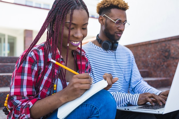 Contenido negro estudiando