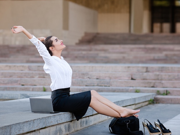 Contenido relajado mujer de negocios urbana estilo de vida de trabajo al aire libre