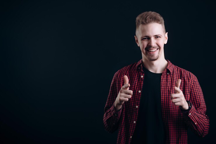 Contento Joven Muestra Dedo Pistola Gesto Mano