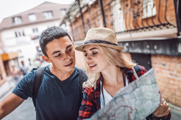 Conteúdo casal lendo mapa juntos na rua