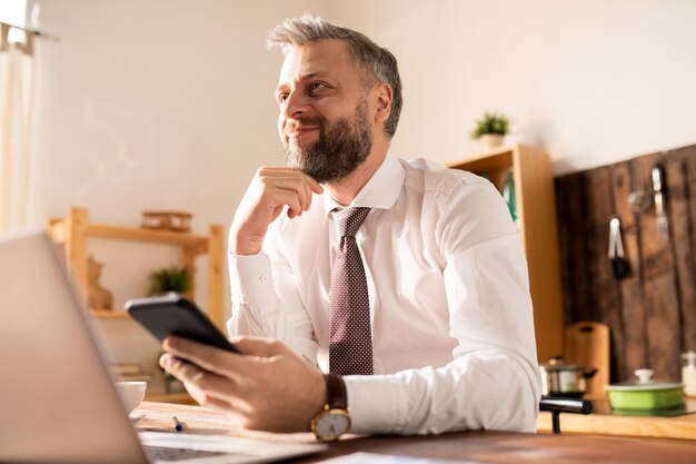 Conteúdo inspirado empresário lendo a mensagem em casa