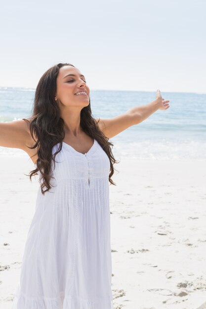 Conteúdo morena em vestido de sol branco, curtindo o sol