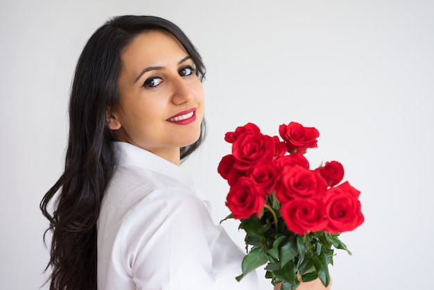 Conteúdo mulher bonita com buquê de rosas