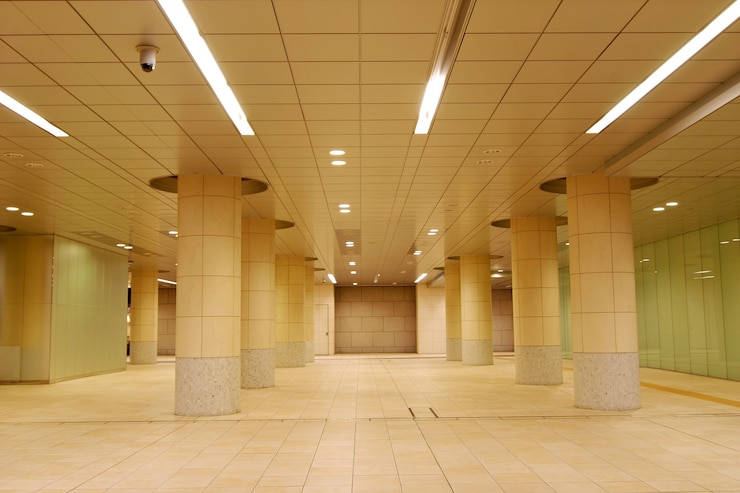 Contexto arquitetônico moderno, é um espaço de passagem para pedestres na área de Shiodome, em Tóquio, vazia recentemente
