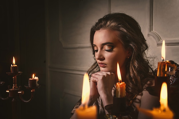 Foto conto de mágica de halloween, menina mística chama espíritos