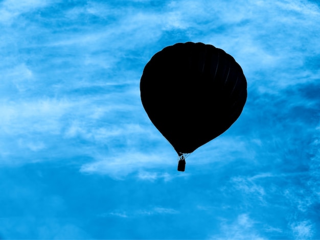 Contorno preto do balão no fundo do céu azul