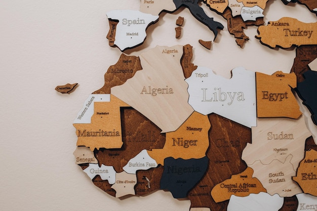 Contornos do mapa da África em fundo de madeira