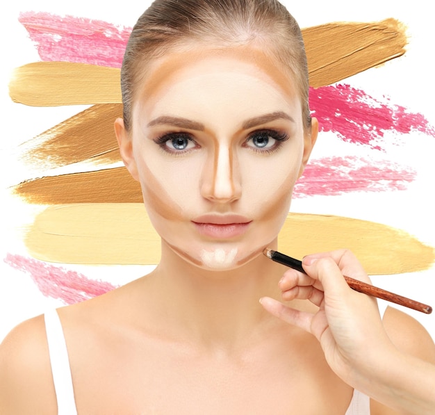 Contouring Make-up für das Gesicht einer Frau. Konturieren und Highlight-Make-up