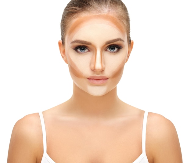 Contouring Make-up für das Gesicht einer Frau. Konturieren und Highlight-Make-up