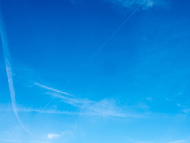 Contrail de nuvem e jato com fundo de céu azul