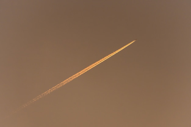 CONTRAIL dorado en el cielo desde el avión