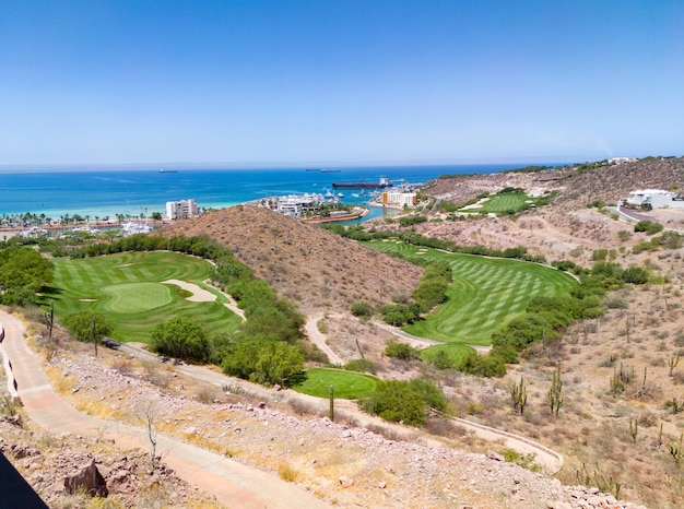 Contraste de un campo de golf con el desierto en la bahía de La Paz en México.