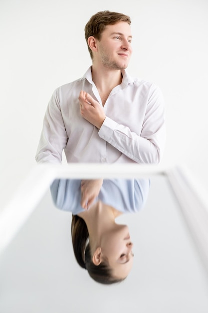 Contraste de identidade de personalidade de homem gentil bipolar