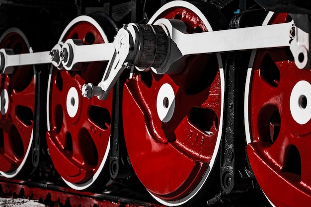 Contraste las ruedas rojas y blancas de la vieja locomotora de cerca