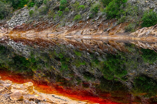 El contraste entre los sedimentos rojos y las aguas reflectantes en Rio Tinto