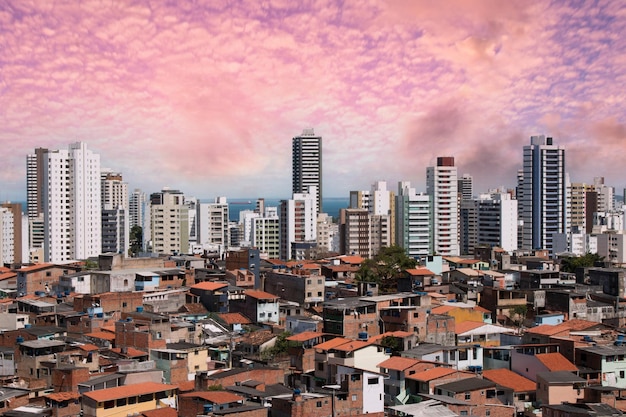 Foto contraste social urbano prédios e favelas desigualdade