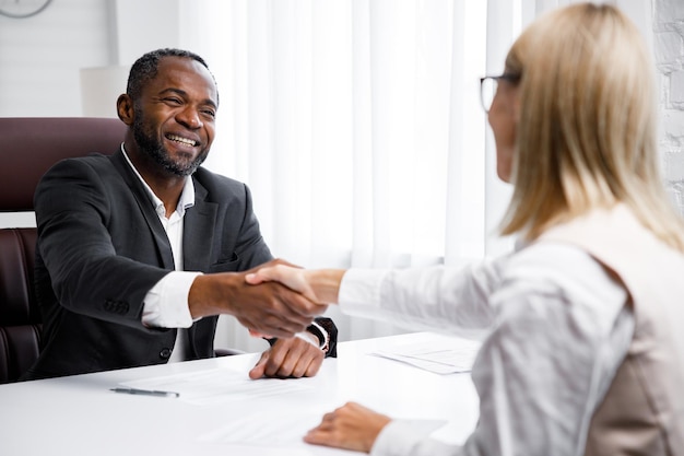 Contratação de chefe de entrevista de negócios afro-americano de meia-idade tendo uma entrevista de emprego em um escritório brilhante