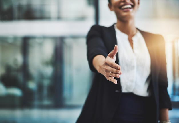 Contratação de close-up ou mulher feliz apertando as mãos em reunião b2b para projeto ou acordo de contrato Líder zoom de aperto de mão ou trabalhador com promoção de trabalho negociação de negócios ou parceria no escritório