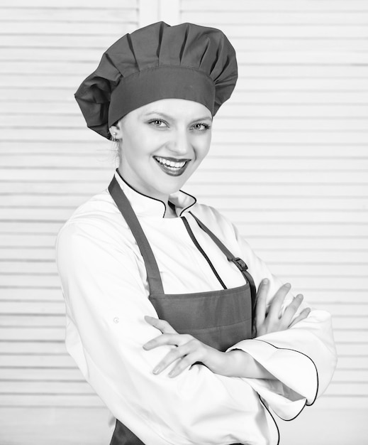 Contratación de personal del restaurante Bienvenido a mi espectáculo culinario Mujer linda chef usa sombrero y delantal Uniforme para chef profesional Las mejores recetas culinarias para probar Señora sonriente adorable chef enseña culinaria