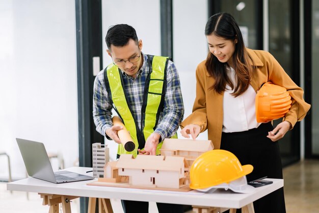 Foto contratista y arquitecto mirando el plan de tableta portátil y hablando de trabajar en un gran proyecto de construcción en el proceso de construcción de oficinas interior