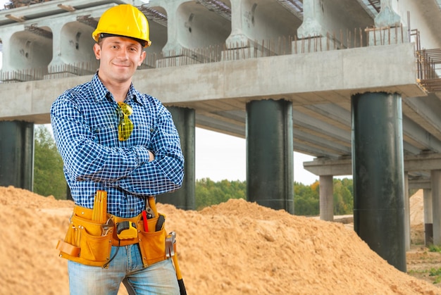 Contratista cerca del puente en construcción