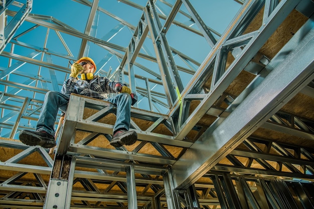 Contratista intrépido en el sitio de construcción