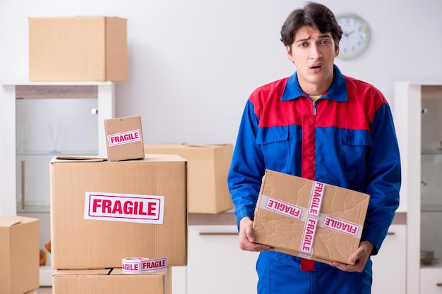 Contratista de transporte con cajas frágiles