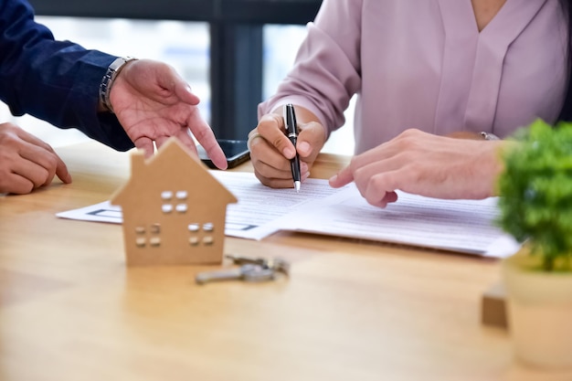 Contrato de assinatura de pessoas no documento para compra de casa e investimento