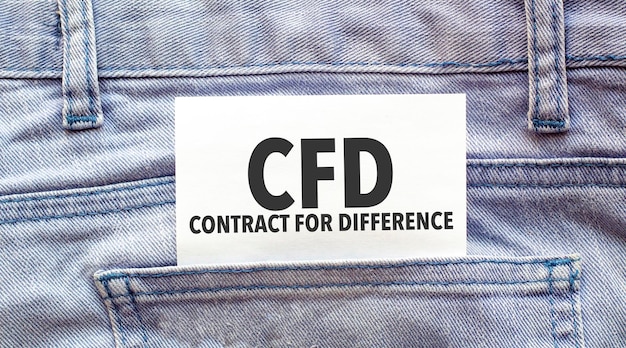Contrato de texto para a diferença em um papel branco saindo do conceito de negócios do bolso da calça jeans