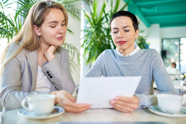 Contrato de lectura de dos mujeres de negocios