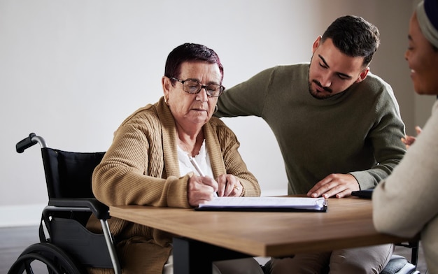 Foto contrato legal ou assinatura de mulher sênior para seguro ou acordo de planejamento de compensação por invalidez advogado consultor financeiro e consultoria com homem e mãe para sinal de revisão de acordo de aposentadoria