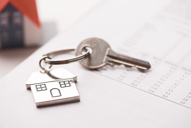 Contrato de préstamo hipotecario y casa modelo