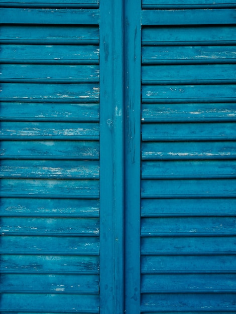 Contraventanas de madera en azul antiguas contraventanas caseras en el