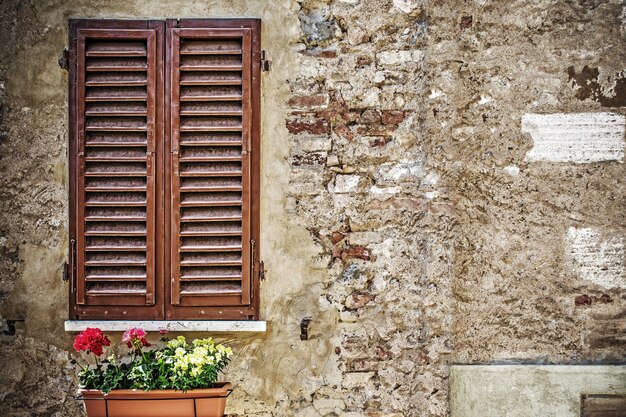 Contraventanas De Madera De Color Marrón En La Casa De Piedra Antigua,  Trogir, Croacia Fotos, retratos, imágenes y fotografía de archivo libres de  derecho. Image 55930518